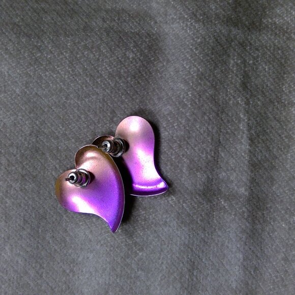 ***Purple iridescent metal hearts - Picture 2 of 2